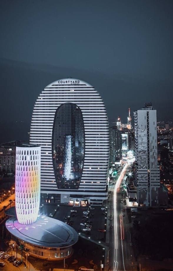 Здание отеля Courtyard by Marriott Batumi вечером